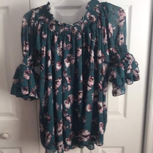 Off shoulder top🎈.   2X - Picture 1 of 3